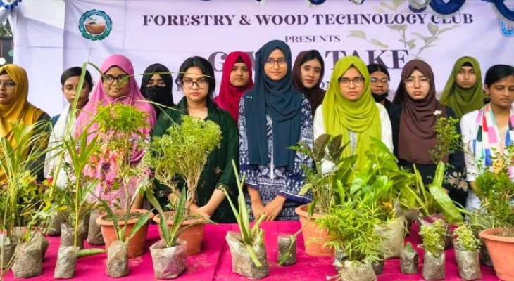 খুলনা বিশ্ববিদ্যালয়ে প্লাস্টিক বোতলের বিনিময়ে গাছের চারা বিতরণ